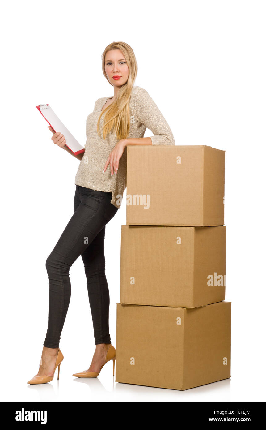 Donna con scatole trasferendosi in nuova casa isolata su bianco Foto Stock