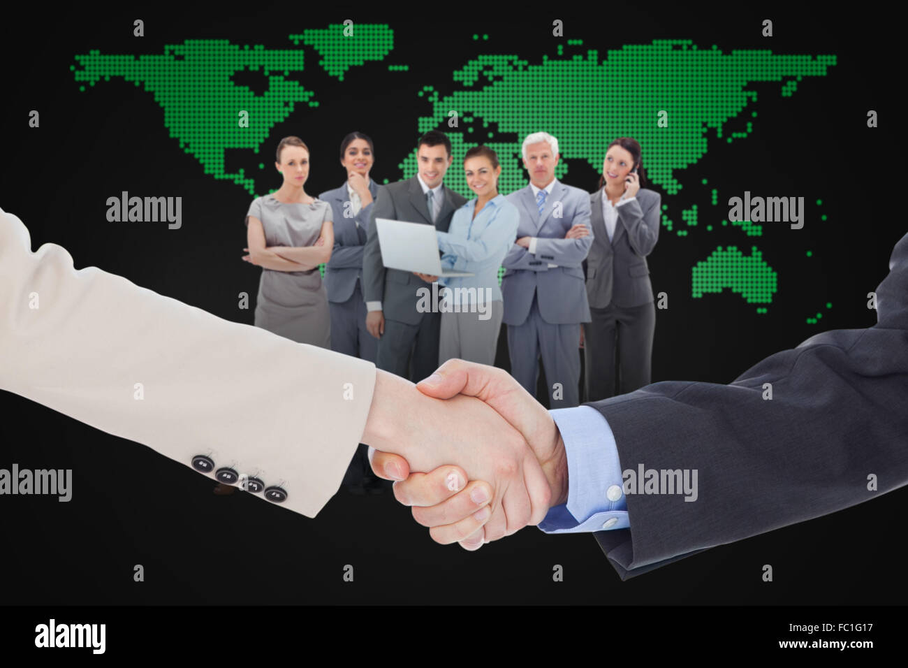Immagine composita di sorridere la gente di affari si stringono la mano mentre guardando la telecamera Foto Stock