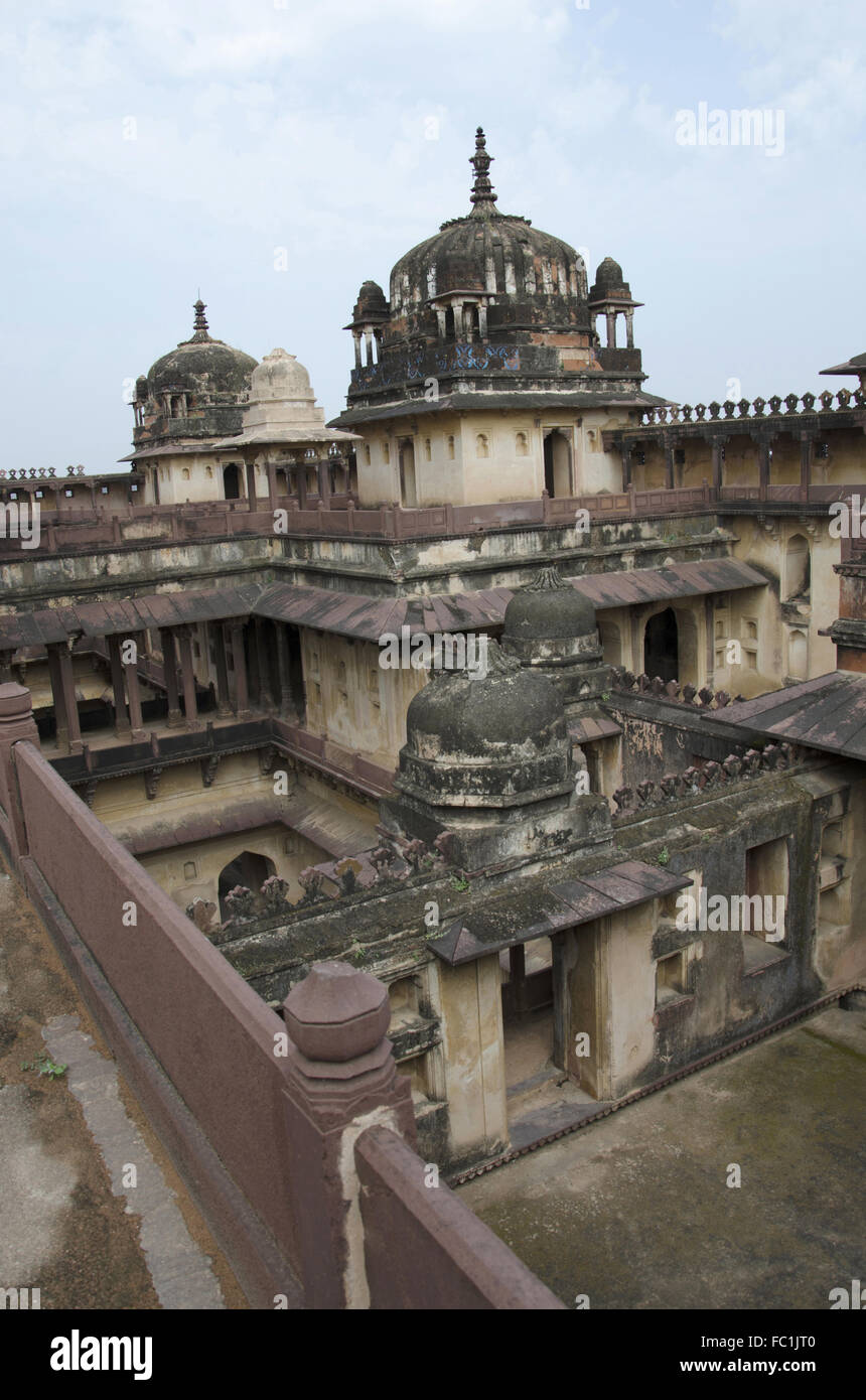 Vista interna del palazzo datia. Noto anche come Bir Singh Palace o Bir Singh Dev Palace. Datia. Il Madhya Pradesh. India Foto Stock