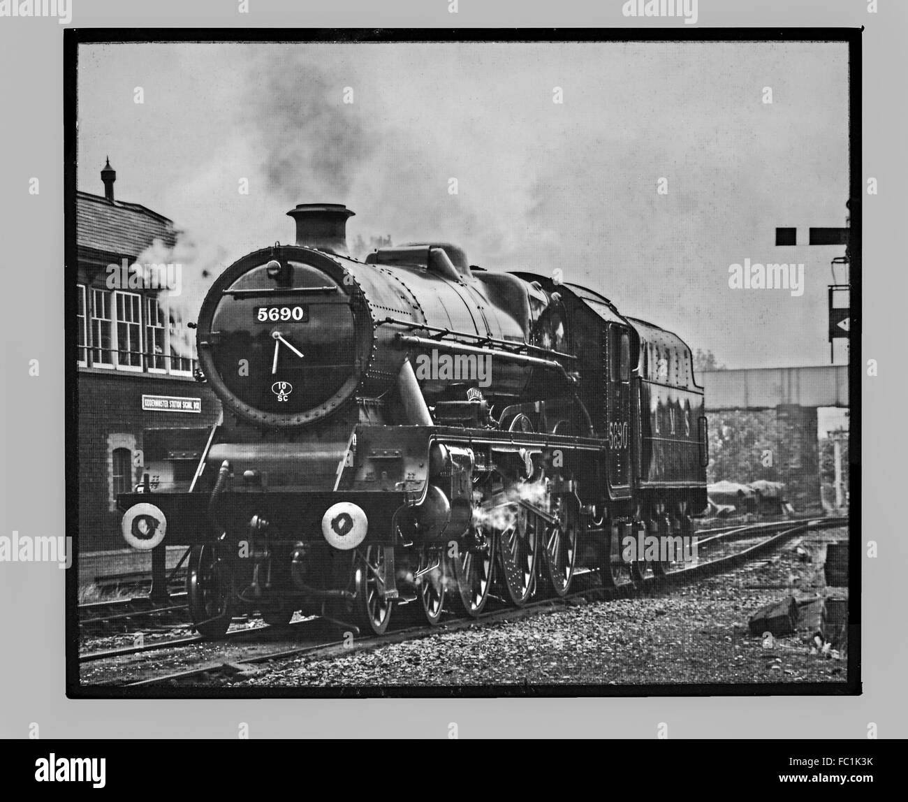Vintage British treno a vapore fotografia di "Leander" 5690 della LMS Jubilee line. Giunzione Kidderminister. England Regno Unito. La fotografia in bianco e nero Foto Stock