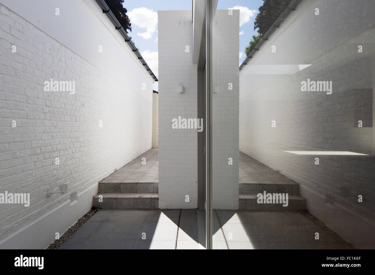 Patio corridoio. Mews House, London, Regno Unito. Architetto: Studio carver , 2015. Foto Stock