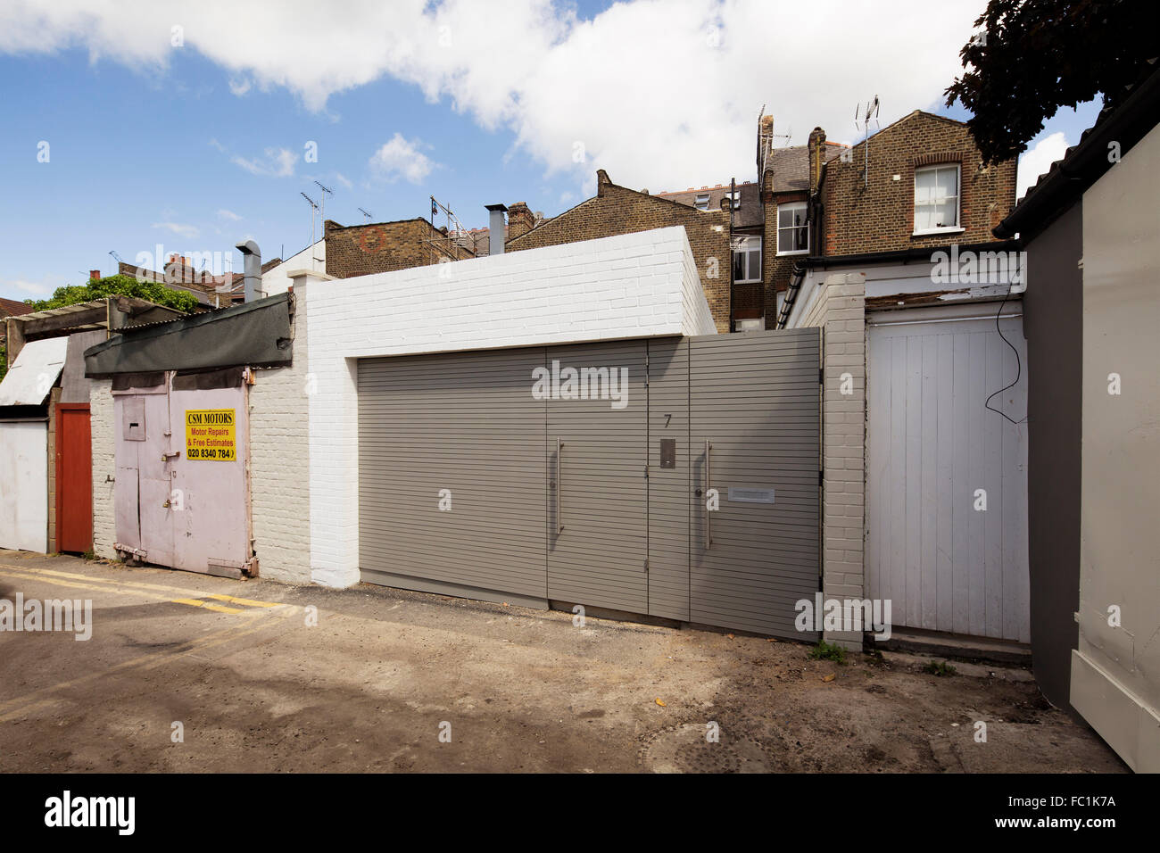 Prospettiva dell'entrata della struttura. Mews House, London, Regno Unito. Architetto: Studio carver , 2015. Foto Stock