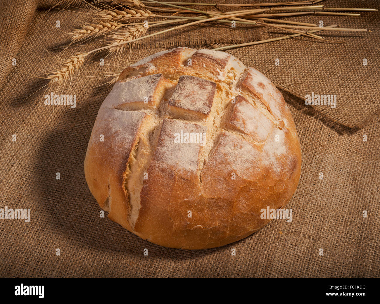 Filone di freschi fatti in casa di pasta acida pane su sfondo di tela Foto Stock