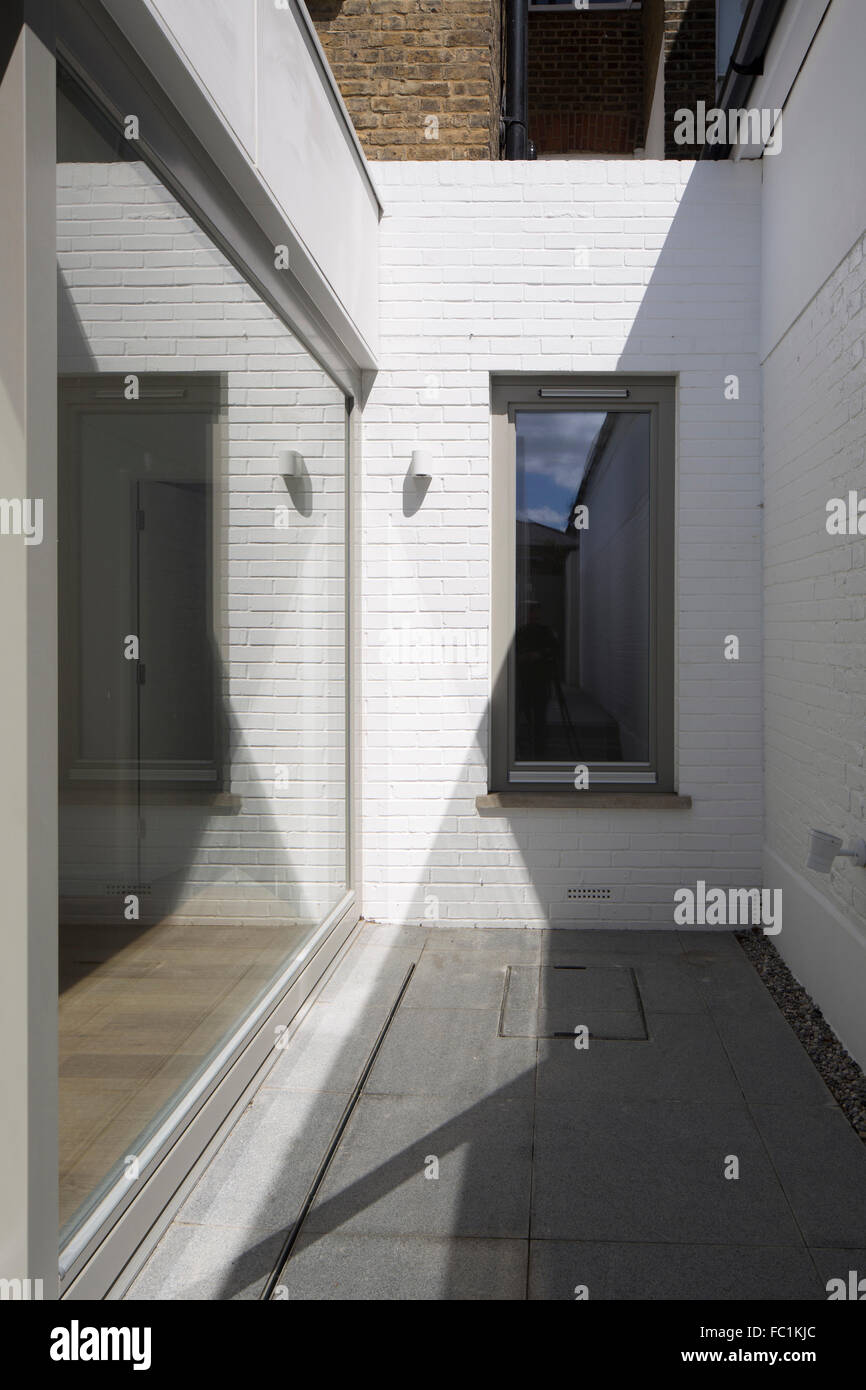 Vista del cortile. Mews House, London, Regno Unito. Architetto: Studio carver , 2015. Foto Stock