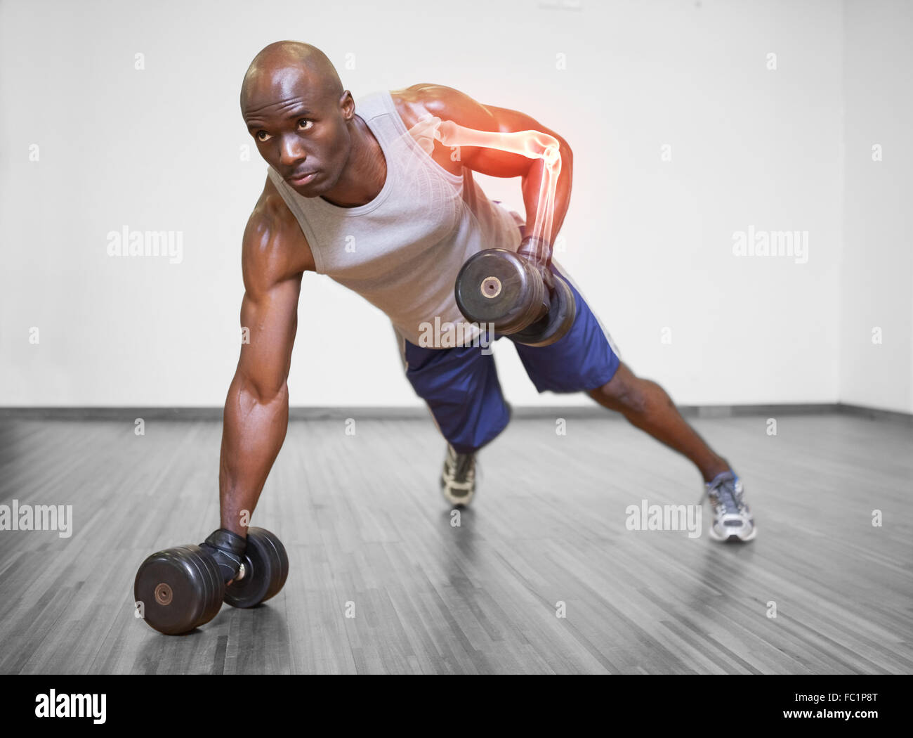 Evidenziate il braccio di un uomo forte sollevamento pesi Foto Stock
