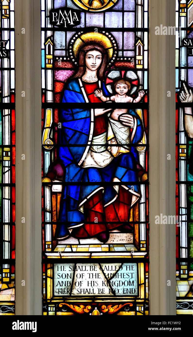 Londra, Inghilterra, Regno Unito. Chiesa di St Mary Aldermary, Watling Street. Finestra di vetro colorato - Cappella del Sud finestra - Madonna col bambino Foto Stock