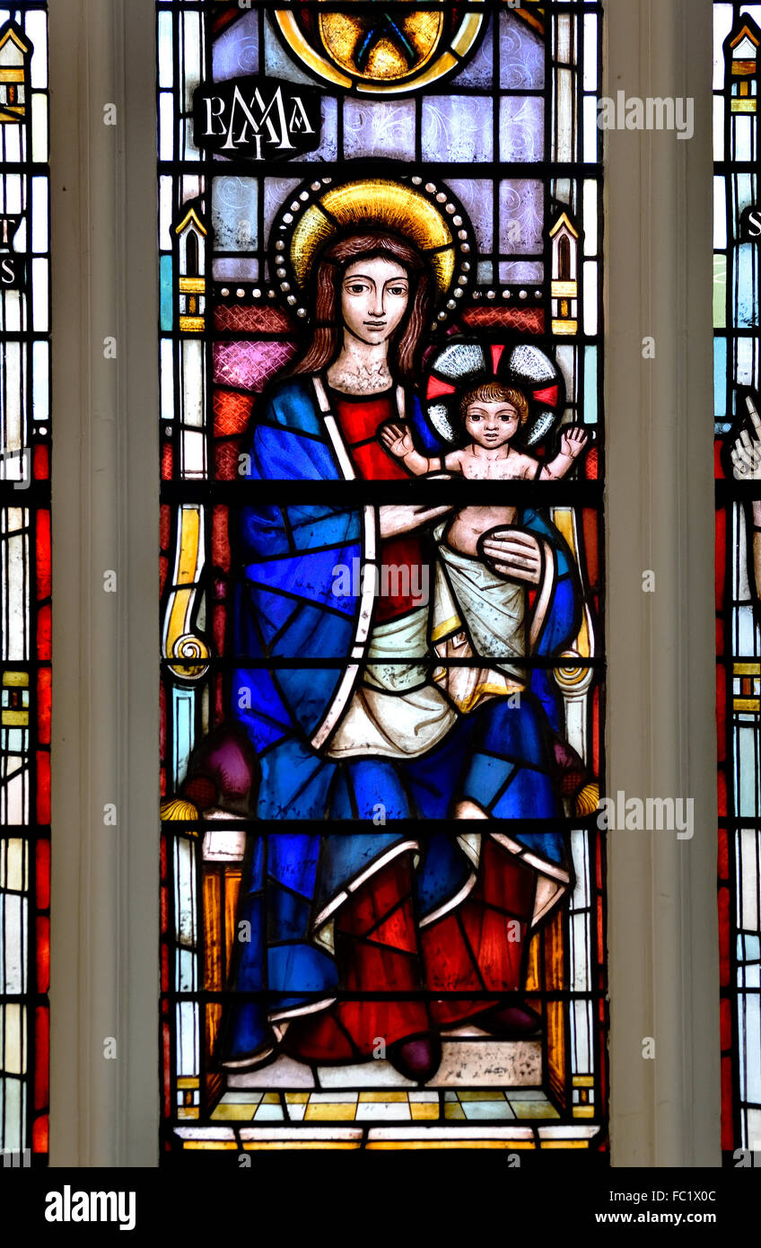 Londra, Inghilterra, Regno Unito. Chiesa di St Mary Aldermary, Watling Street. Finestra di vetro colorato - Cappella del Sud finestra - Madonna col bambino Foto Stock