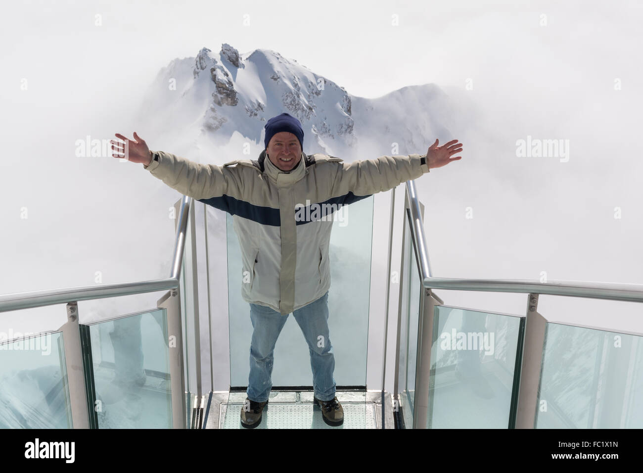 Un uomo è felice a Dachstein Montagne Foto Stock