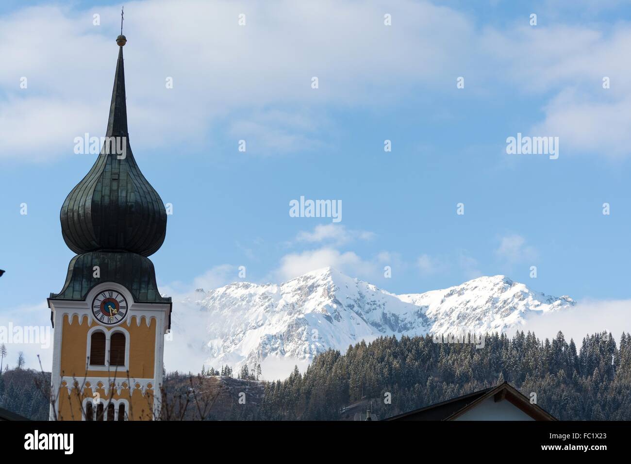 Il campanile della chiesa e le montagne del Dachstein Foto Stock