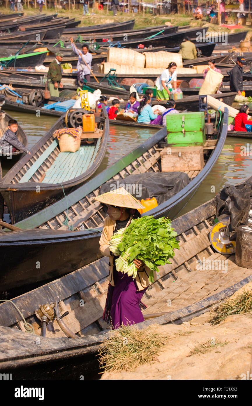 La trafficata barche da lavoro al mercato Nampan sul Lago Inle, Myanmar Foto Stock