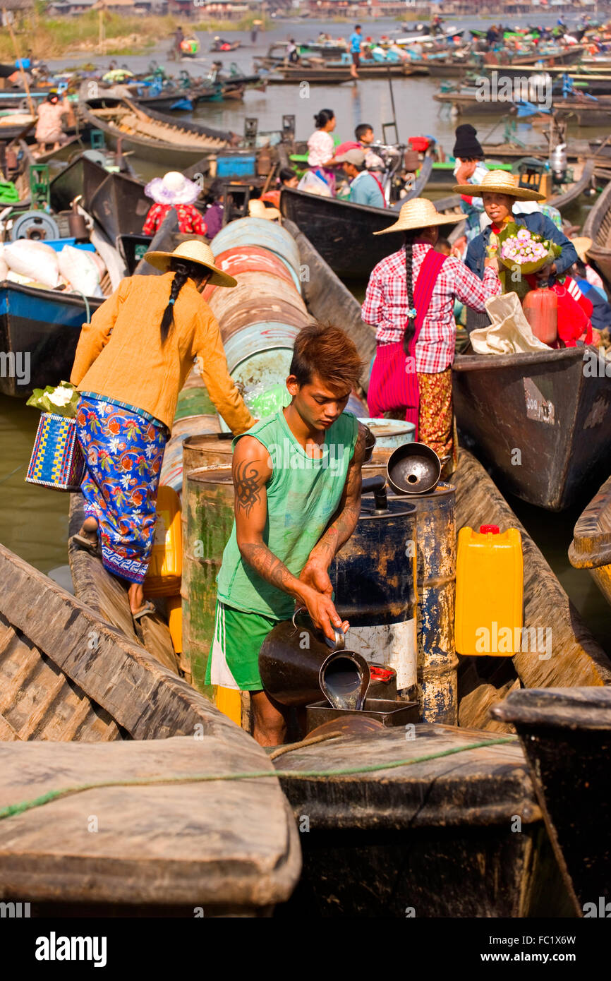 La trafficata barche da lavoro al mercato Nampan sul Lago Inle, Myanmar Foto Stock