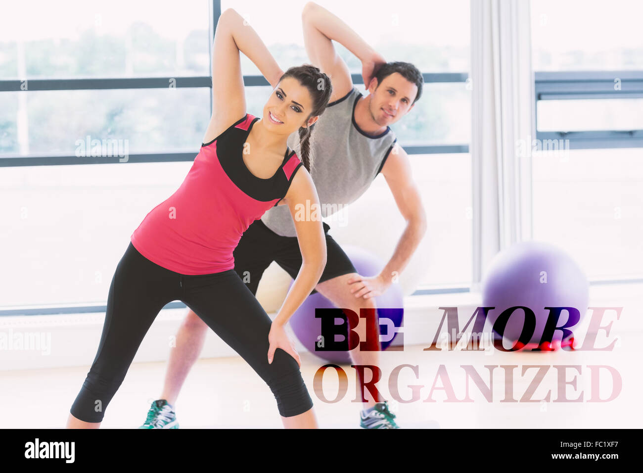 Immagine composita di due persone che fanno la potenza di esercizio di fitness a lezione di yoga Foto Stock