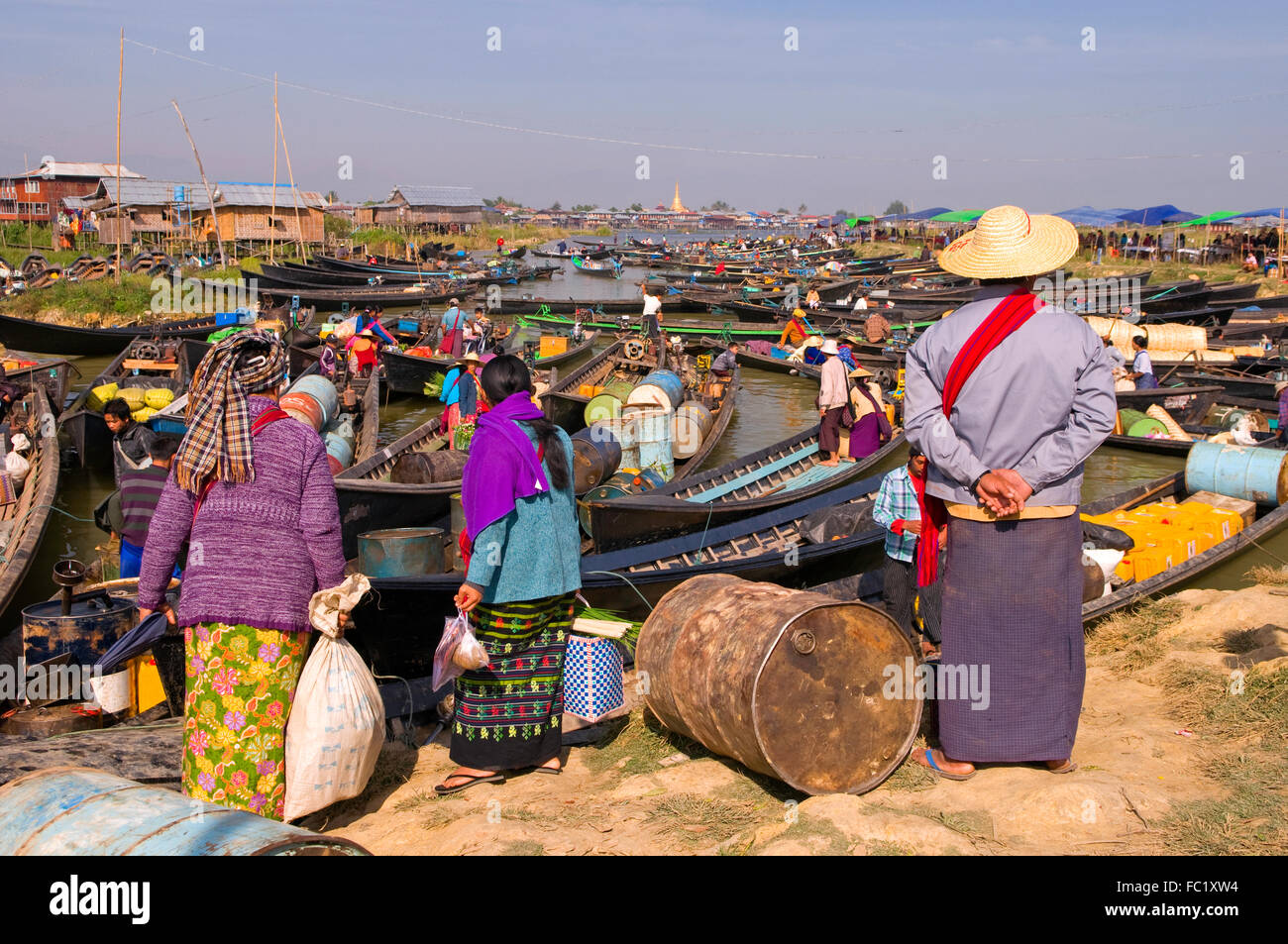 La trafficata barche da lavoro al mercato Nampan sul Lago Inle, Myanmar Foto Stock