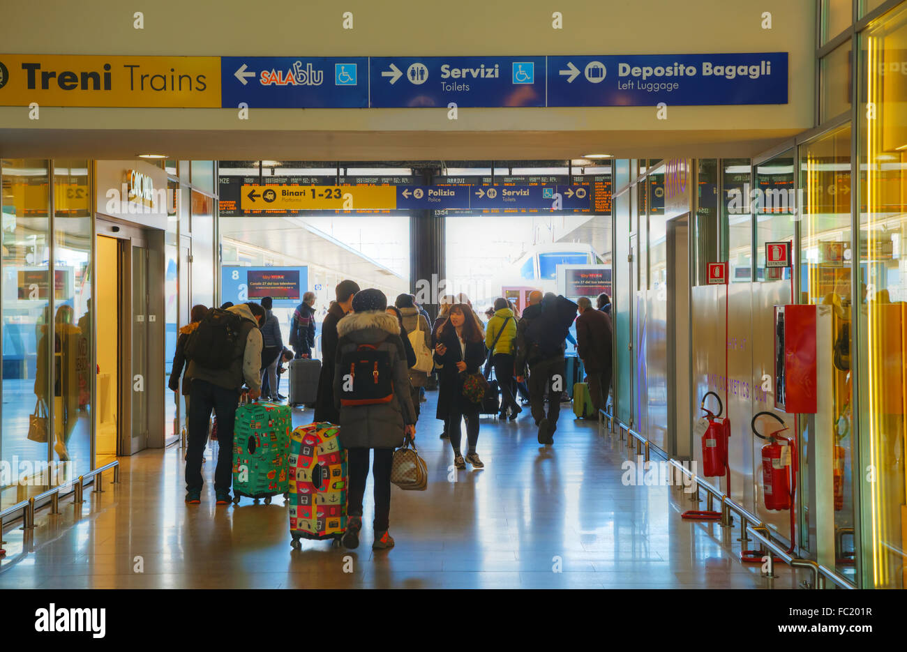 Venezia - 22 novembre: dalla stazione ferroviaria di Santa Lucia con i turisti in novembre 22, 2015 a Venezia, Italia. Foto Stock