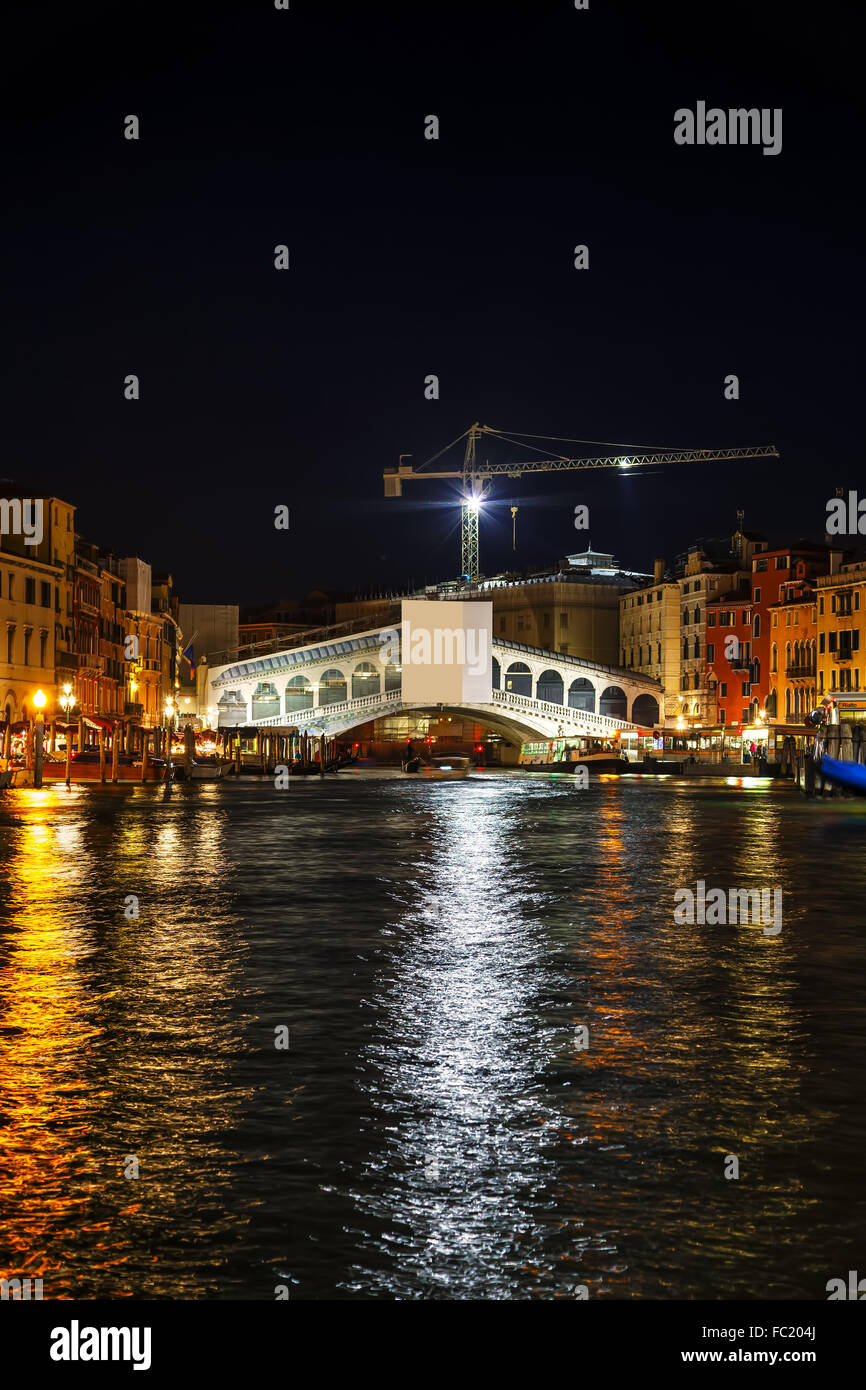Il ponte di Rialto (Ponte di Rialto) a Venezia, Italia di notte Foto Stock