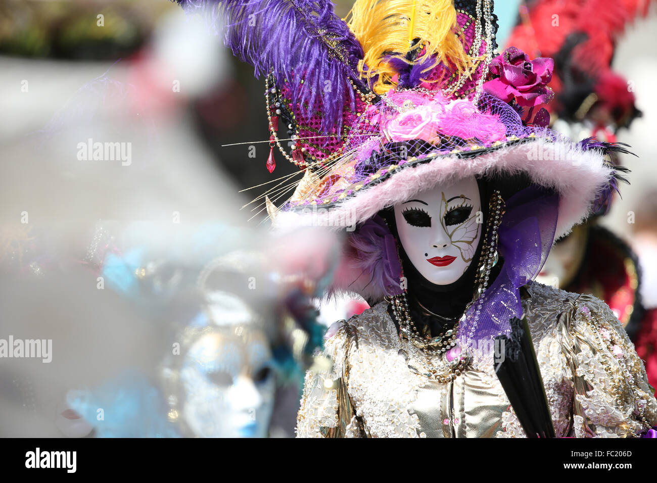 Yvoire, etichettati Les Plus Beaux Villages de France (i più bei villaggi di Francia). Il Carnevale di Venezia. Donna Foto Stock