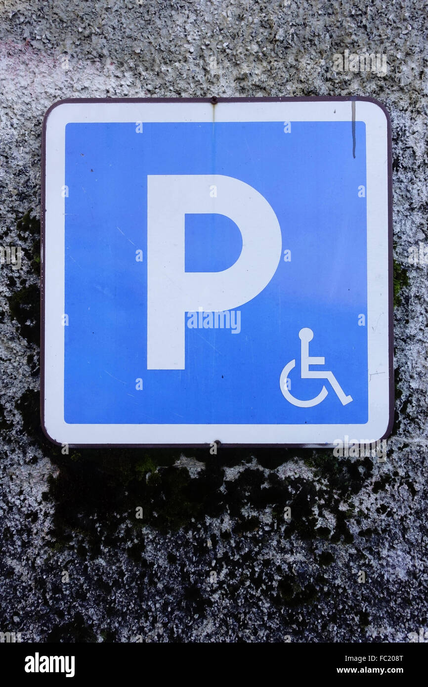 Pannello. Spazio parcheggio riservato ai portatori di handicap. Foto Stock