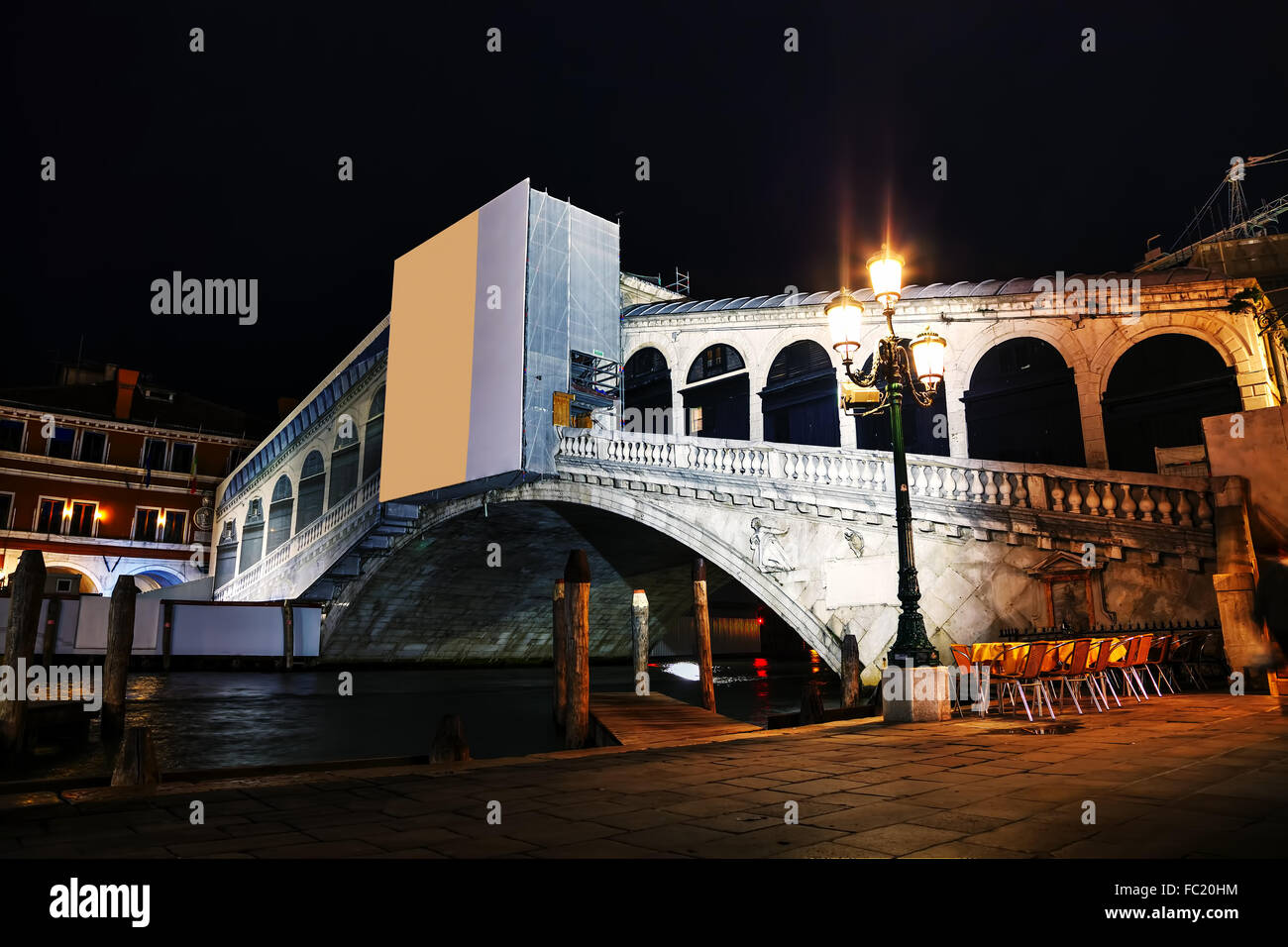 Il ponte di Rialto (Ponte di Rialto) a Venezia, Italia di notte Foto Stock