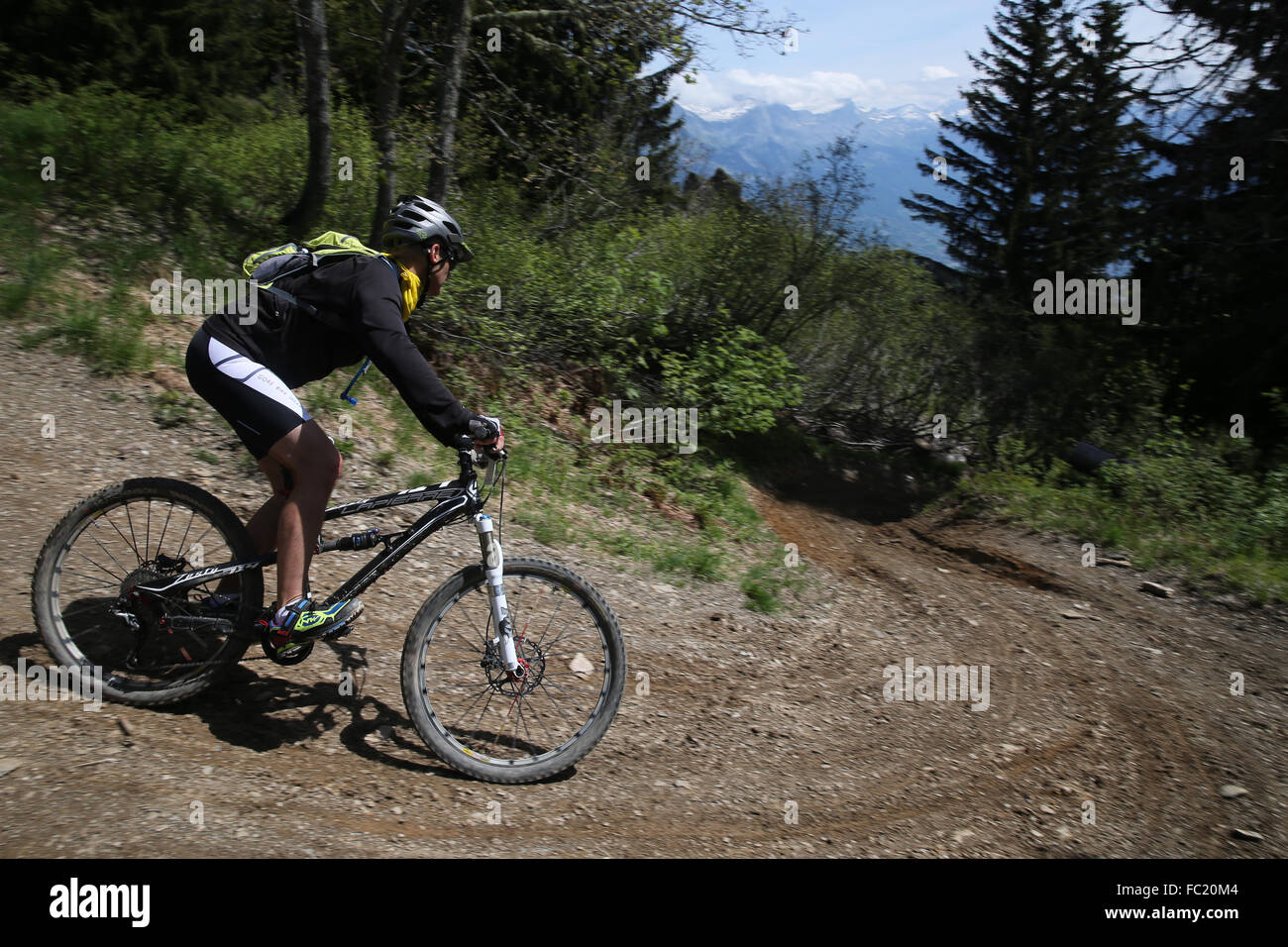 Dre dans le l'Darbon : mountain bike race nelle Alpi francesi. Foto Stock