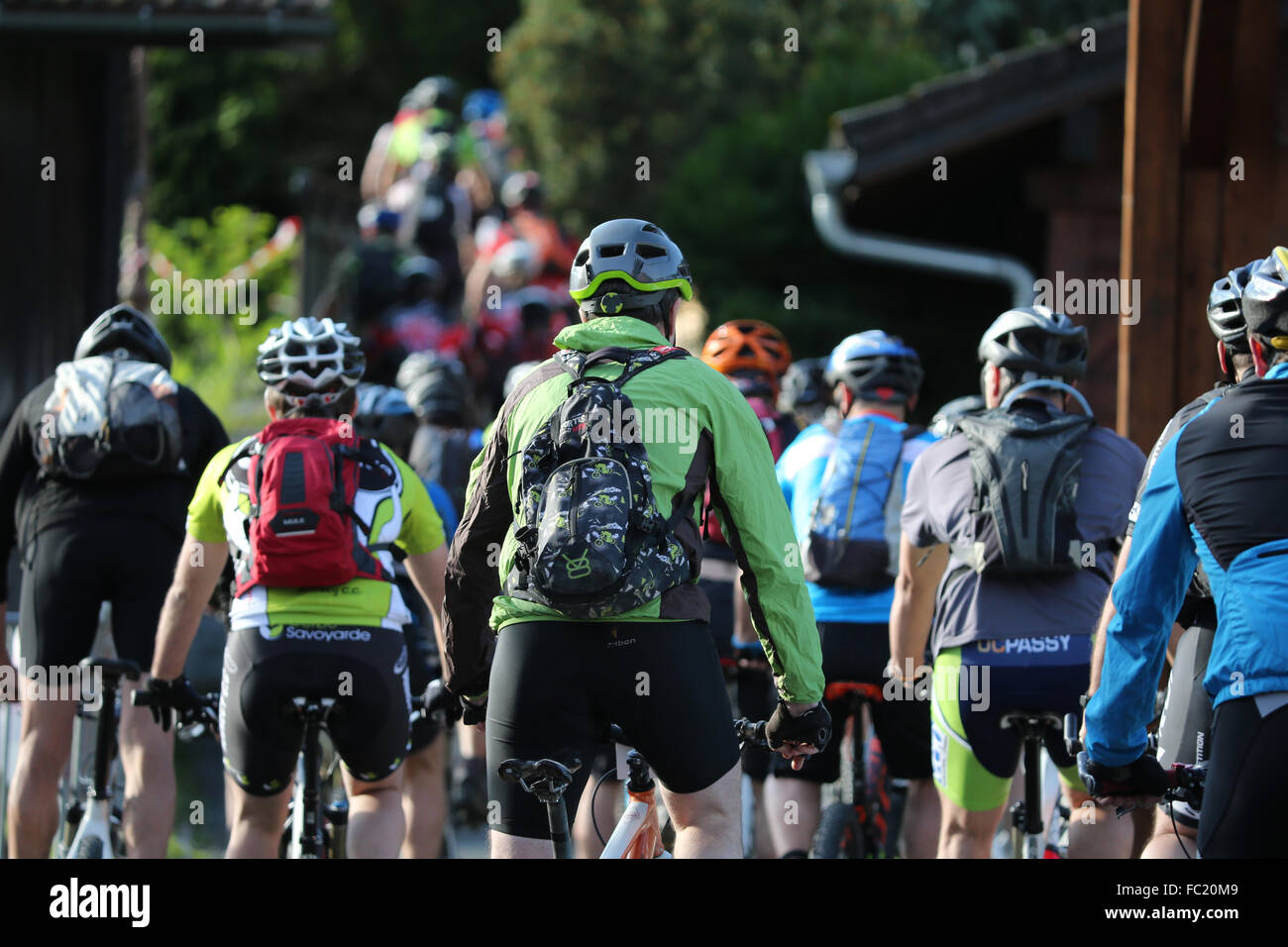 Dre dans le l'Darbon : mountain bike race nelle Alpi francesi. Foto Stock