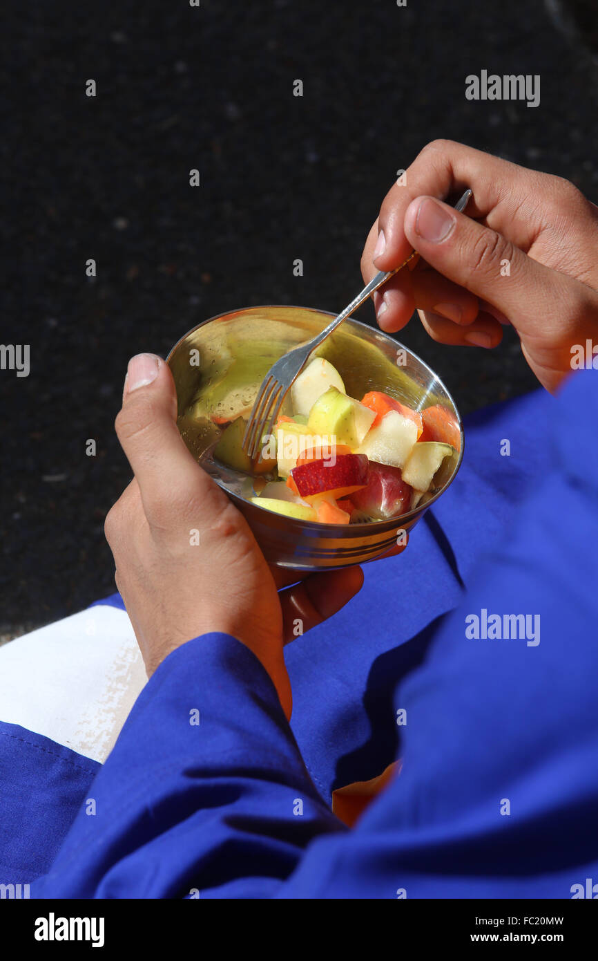 Hola Mohalla i sikh anno nuovo, in Bobigny, Francia. Il sambuco mangiare insalata di frutta. Foto Stock