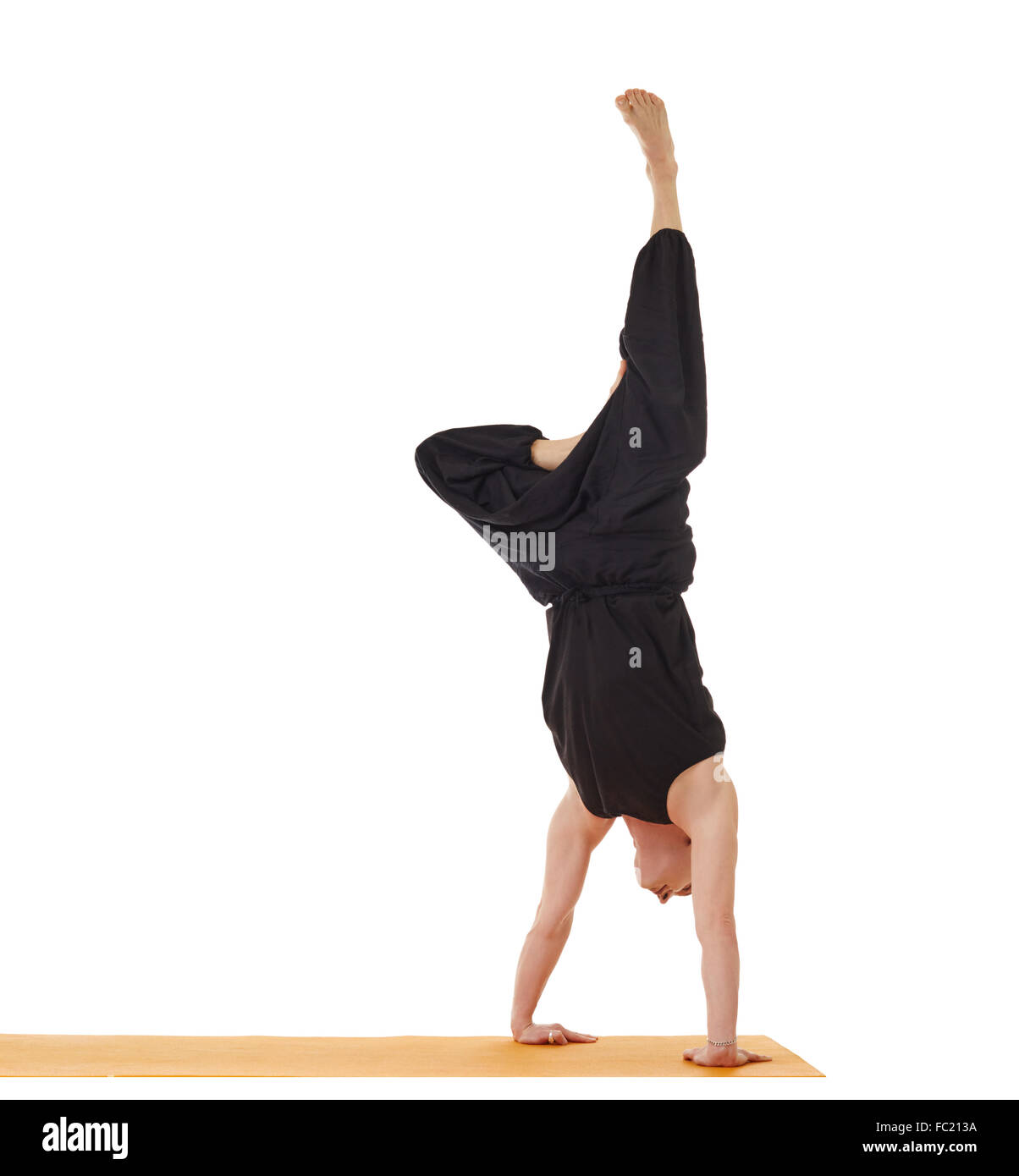 Yoga flessibile uomo facendo handstand in studio Foto Stock