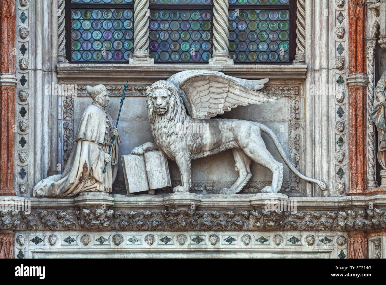 Leone alato sulla facciata del campanile di piazza San Marco a Venezia, Italia Foto Stock