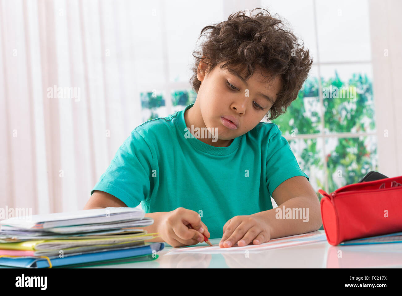 Bambino a fare i compiti di scuola Foto Stock