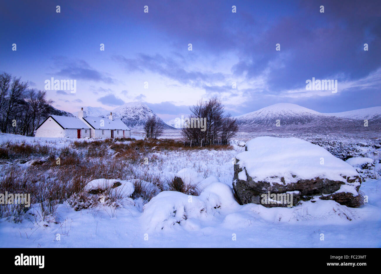 Inverno al Black Rock Cottage, Glencoe Scotland Regno Unito Foto Stock