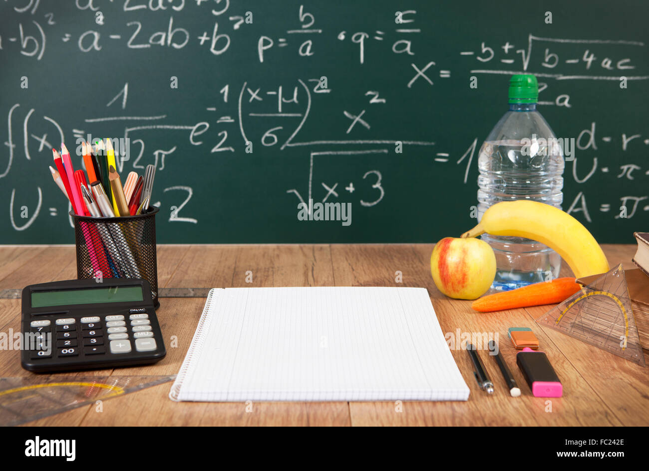 Una scrivania in una scuola di notebook e penne, insieme con una sana prima colazione Foto Stock