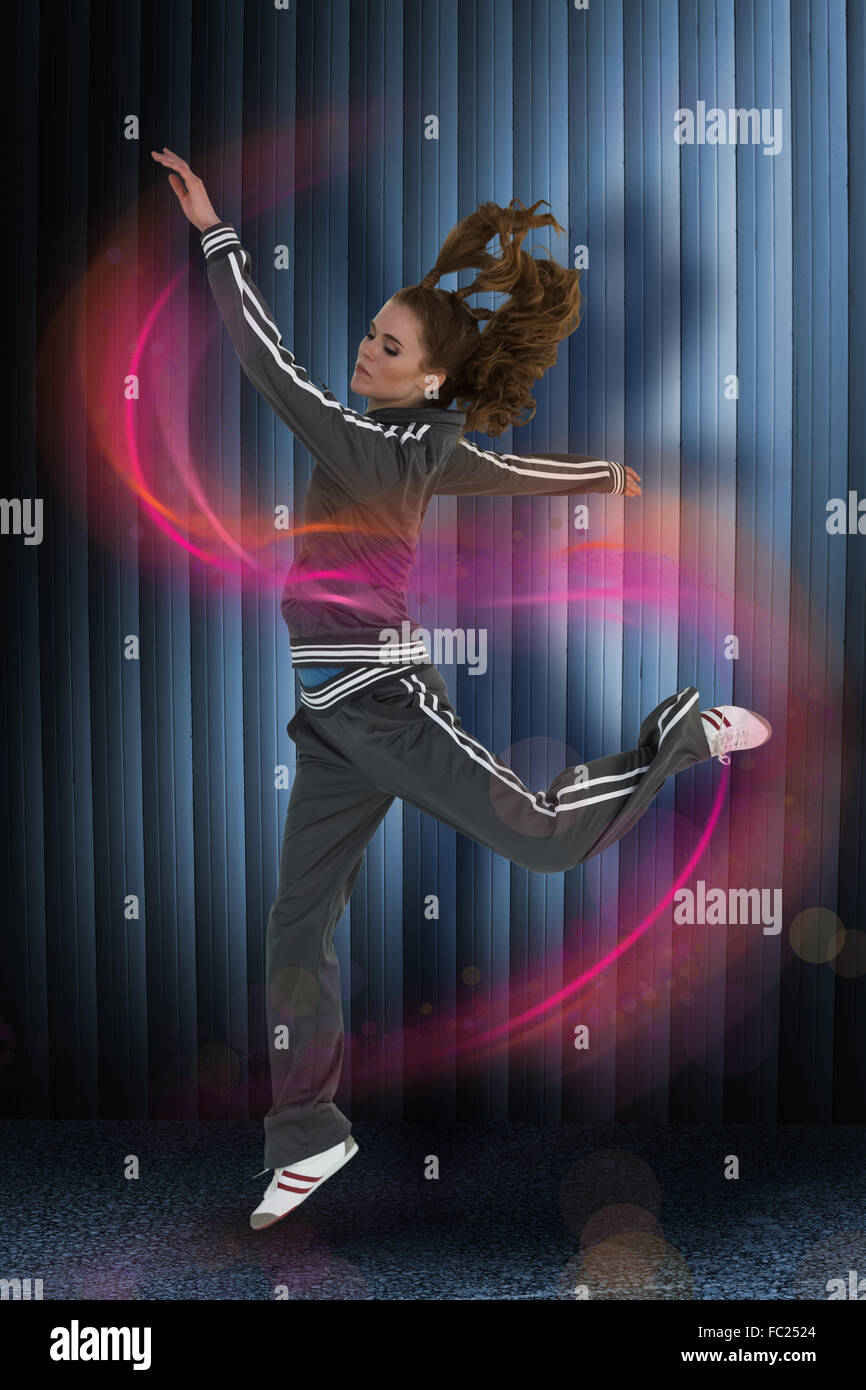 Immagine composita di piena lunghezza laterale di una sportiva giovane biondo jumping Foto Stock