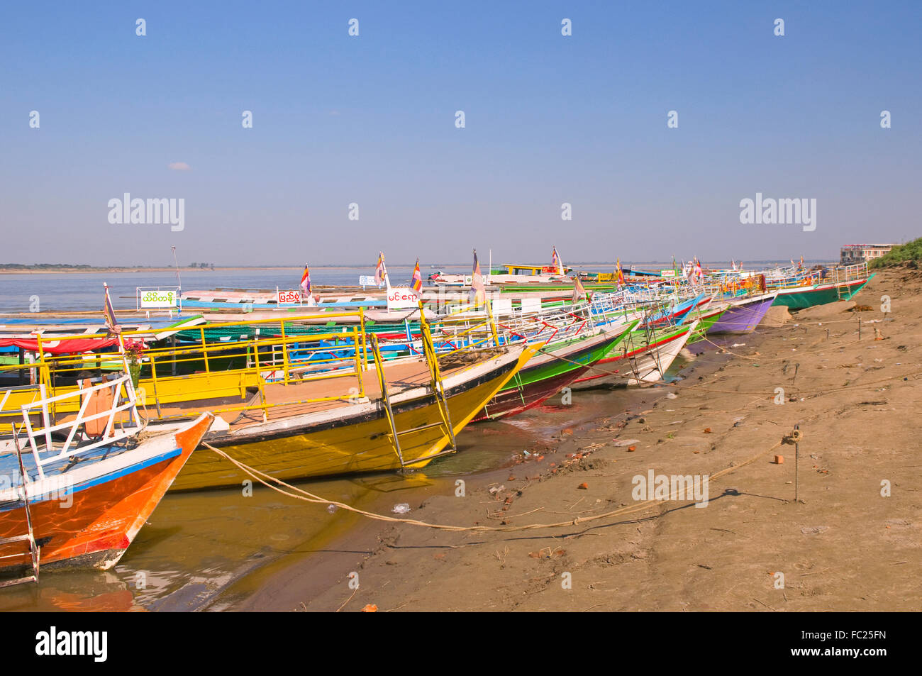 Barche ormeggiate sul fiume Irrawaddy in Bagan, Myanmar Foto Stock