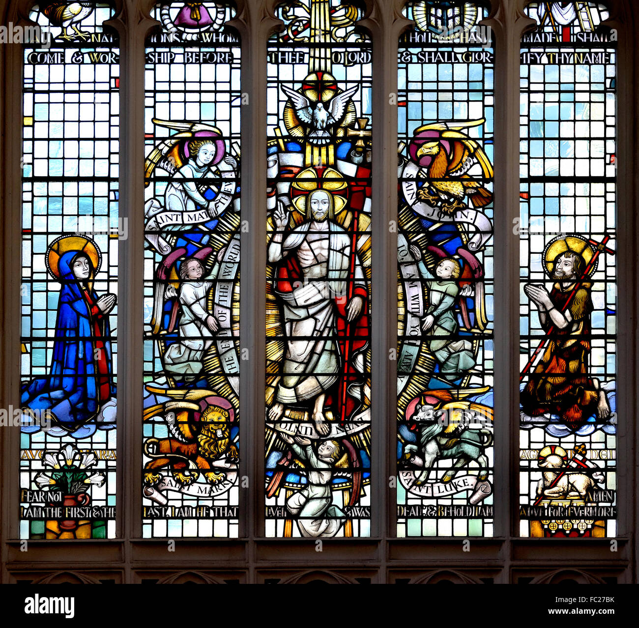 Londra, Inghilterra, Regno Unito. Chiesa di St Mary Aldermary, Watling Street. Finestra di vetro colorato - finestra occidentale da John Crawford Foto Stock