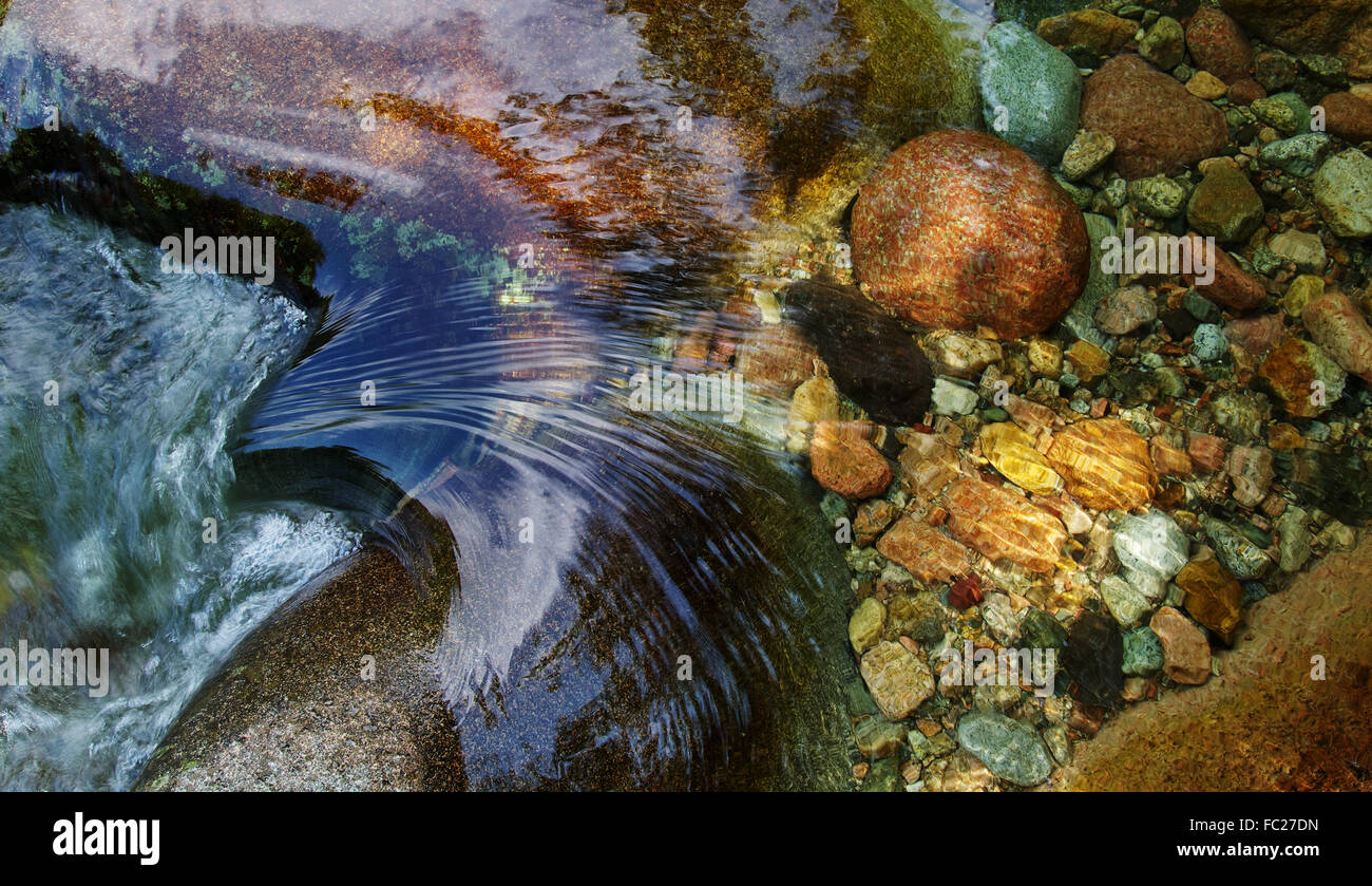 Il livello di acqua con rock collection - Corsica Foto Stock