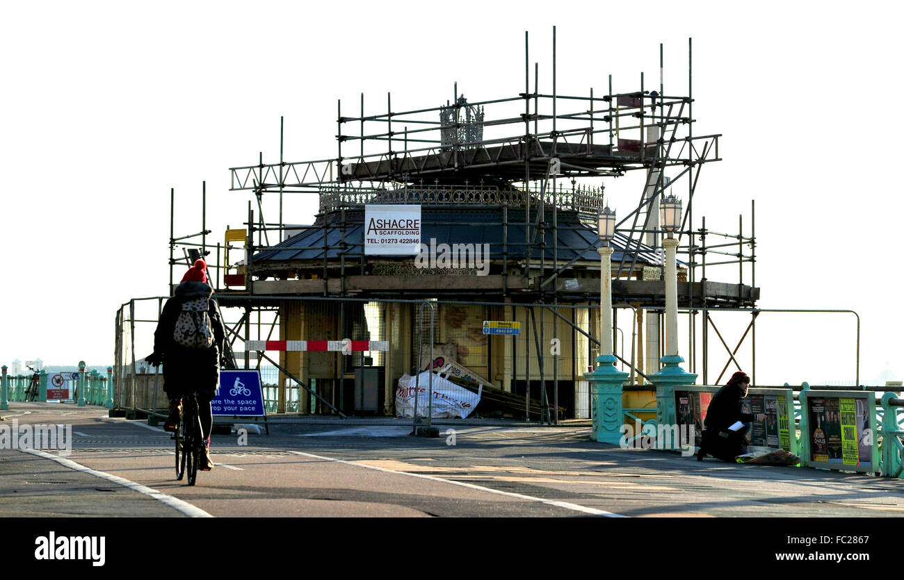 Brighton Regno Unito 20 Gennaio 2016 - ha avviato i lavori per il rifugio progetto hall e autostrada sul lungomare di manutenzione su una bella e soleggiata ma fredda mattina in Brighton. Il tempo è previsto rimanere soleggiato e freddo fino a quando il fine settimana quando il vento e la pioggia sono attesi per il ritorno in Gran Bretagna Credito: Simon Dack/Alamy Live News Foto Stock