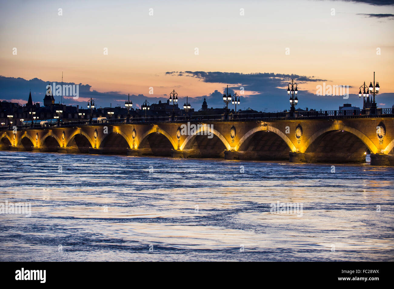 Pont de Pierre, storico ponte sopra il fiume Garonne al crepuscolo, Bordeaux, Francia Foto Stock