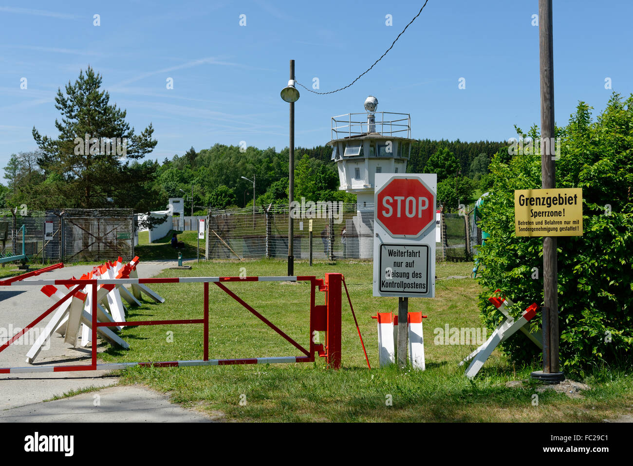 Confine tra la ex Repubblica democratica tedesca, la parete e la barriera nel villaggio diviso Mödlareuth Foto Stock