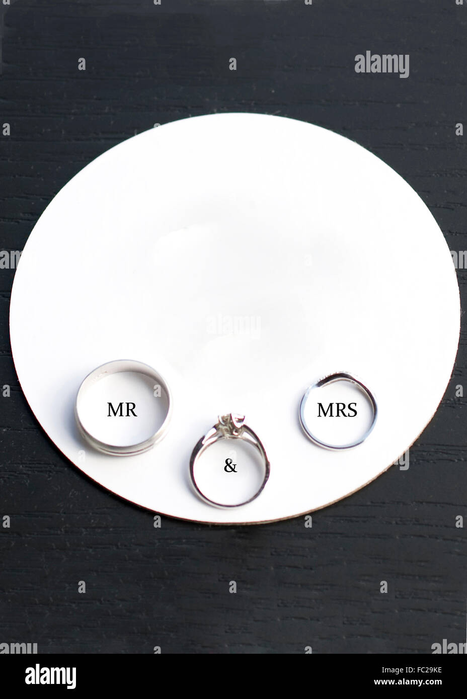 Tappetino di birra con tre anelli e le parole Mr & Mrs Foto Stock