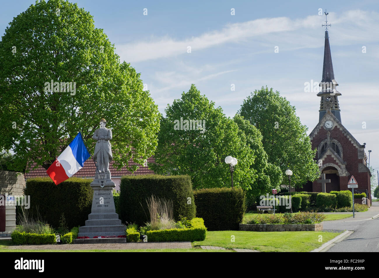 Questa statua di un soldato francese holding francese la bandiera tricolore, sorge nel villaggio di La Boisselle, Picardia, Francia. Foto Stock