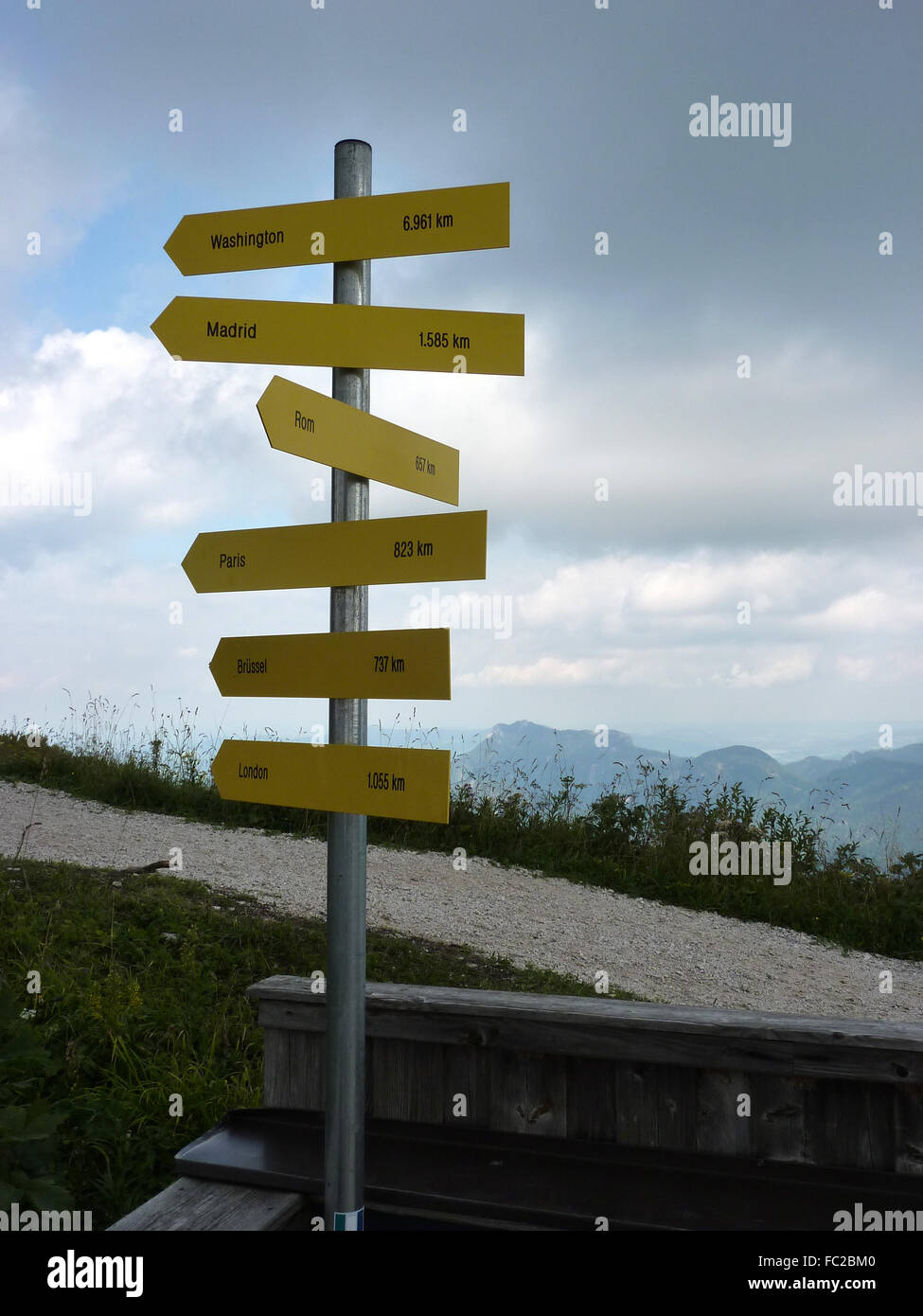 Cartello indicatore sulla cima di una montagna che mostra le indicazioni per Londra, Bruxelles, Parigi, Roma, Madrid, di Washington Foto Stock