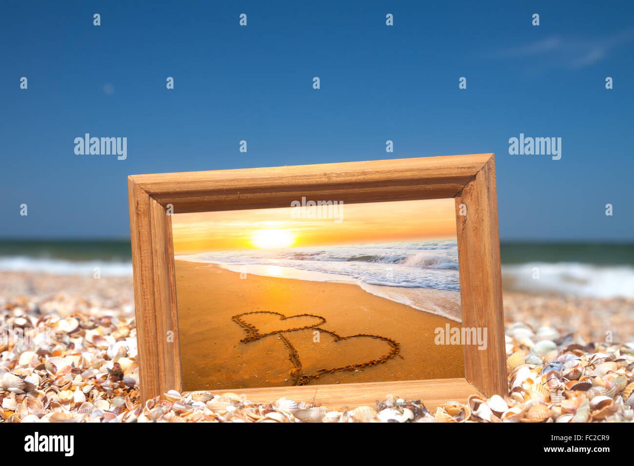 Il concetto di amore - due cuori sulla sabbia Foto Stock