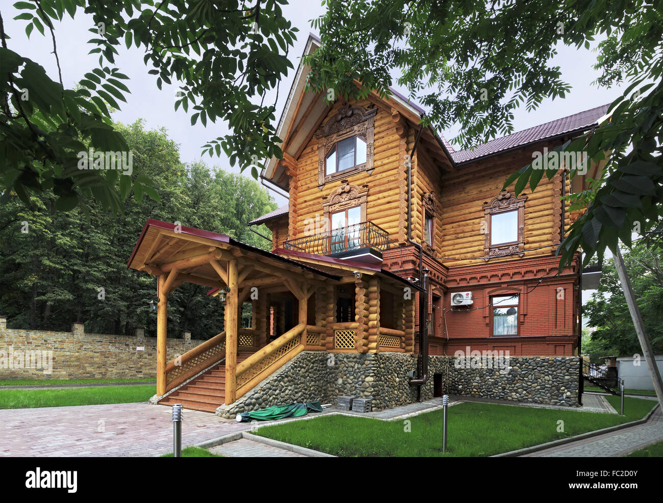 Cottage di legno nel resort Belokuriha. Foto Stock