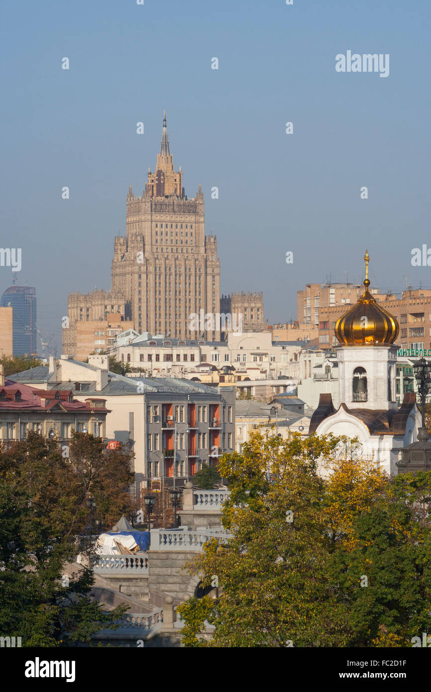 Vista verso il ministero degli Esteri, uno di Stalin le Sette Sorelle, Mosca, Russia Foto Stock