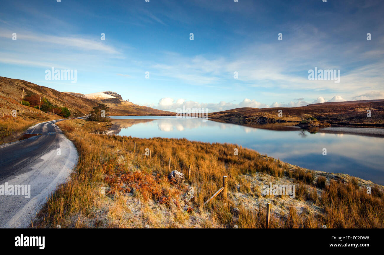 Inverno mattina a Loch Fada, con una riflessione del vecchio uomo di Storr in background, Isola di Skye in Scozia UK Foto Stock