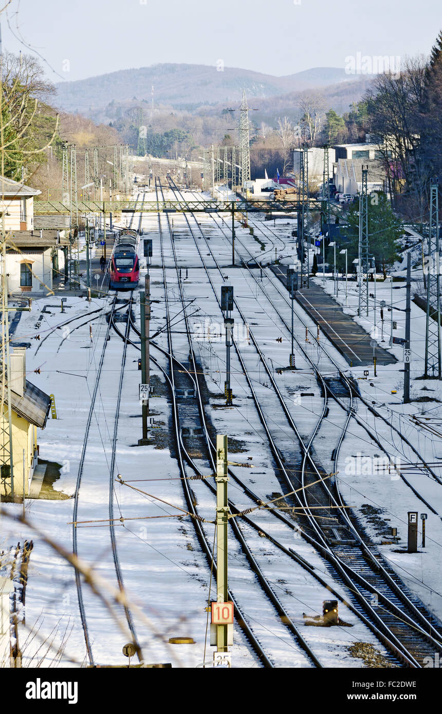Stazione ferroviaria con coperte di neve track layout Foto Stock