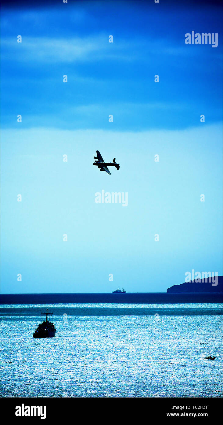 Bombardiere Lancaster, Patrimonio Volo, Dam Busters, Comando Bombardieri volare sopra il canale inglese costa immagine editoriale Foto Stock