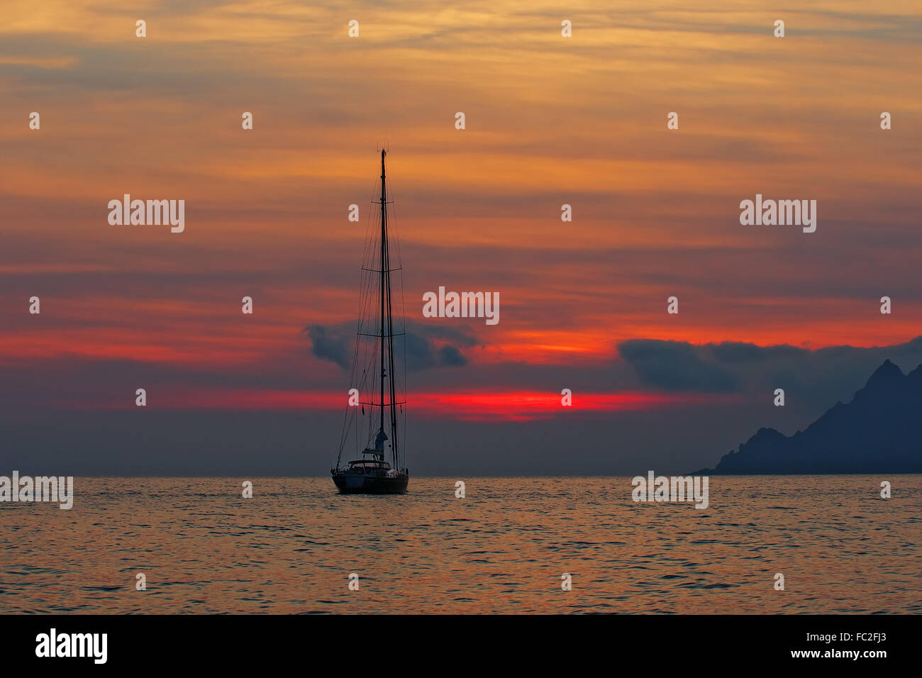 In barca a vela al tramonto - Corsica Foto Stock