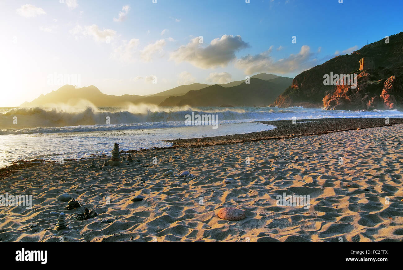 Mare mosso presso la spiaggia di Porto - Corsica Foto Stock