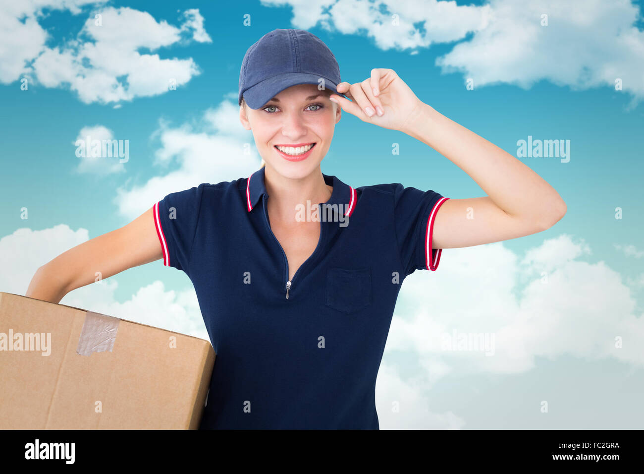 Immagine composita della felice donna consegna tenendo la scatola di cartone Foto Stock