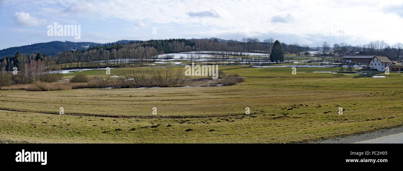 In parte i campi innevati e prati Foto Stock